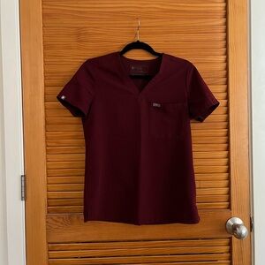 FIGS Women’s Catarina One-Pocket Scrub Top, Burgundy, XS